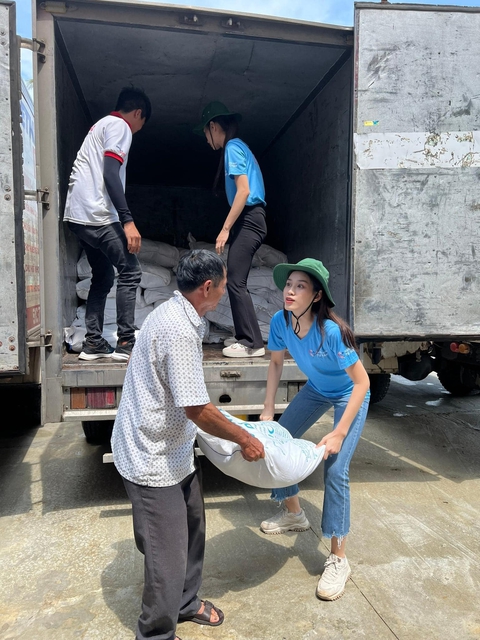 Ảnh vui sao Việt 5-10: Midu bị bạn bè ‘đánh úp’ mừng sinh nhật - Ảnh 5. Ảnh vui sao Việt 5-10: Midu bị bạn bè ‘đánh úp’ mừng sinh nhật - Ảnh 5.