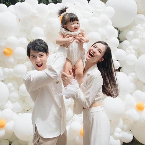 Đông Nhi ‘lịm tim’ vì nửa đêm chồng và con gái vẫn đứng chờ ở cổng - Ảnh 2. Đông Nhi ‘lịm tim’ vì nửa đêm chồng và con gái vẫn đứng chờ ở cổng - Ảnh 2.
