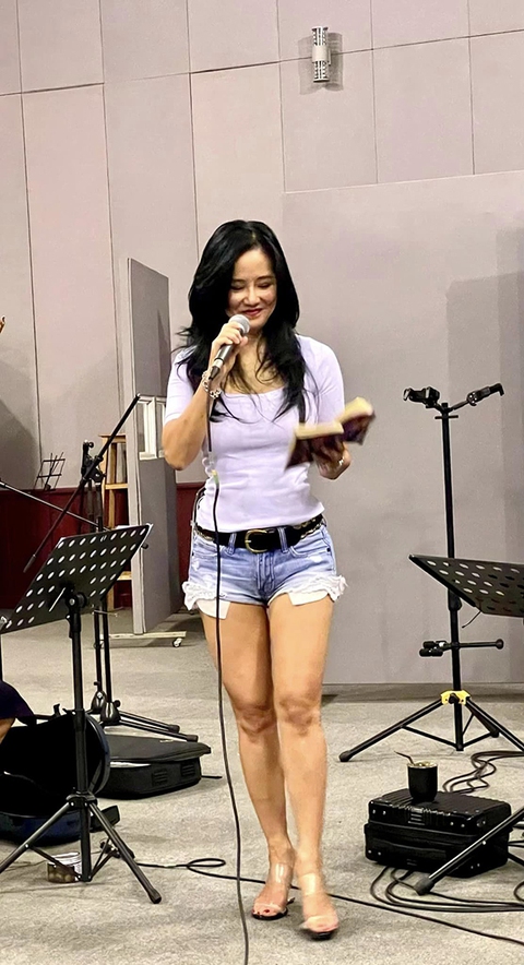 Ảnh vui sao Việt 5-10: Midu bị bạn bè ‘đánh úp’ mừng sinh nhật - Ảnh 6. Ảnh vui sao Việt 5-10: Midu bị bạn bè ‘đánh úp’ mừng sinh nhật - Ảnh 6.