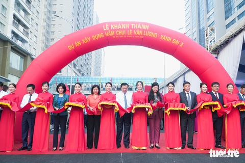 Hầm chui Lê Văn Lương vừa thông xe đã ùn tắc - Ảnh 1. Hầm chui Lê Văn Lương vừa thông xe đã ùn tắc - Ảnh 1.
