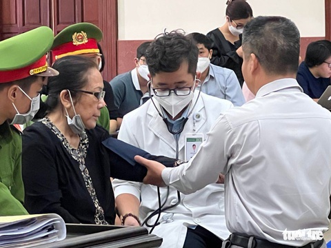 Bác sĩ tới khám tâm thần tại tòa, khẳng định bà Dương Thị Bạch Diệp đủ sức khỏe - Ảnh 2. Bác sĩ tới khám tâm thần tại tòa, khẳng định bà Dương Thị Bạch Diệp đủ sức khỏe - Ảnh 2.