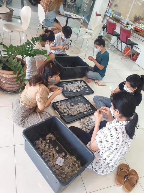 Khách mua xe máy Honda bằng 2 thùng tiền xu, nhân viên mất 20 phút mới đếm xong - Ảnh 2. Khách mua xe máy Honda bằng 2 thùng tiền xu, nhân viên mất 20 phút mới đếm xong - Ảnh 2.