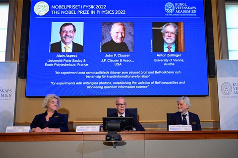 Giải Nobel vật lý 2022: Khi Chúa trời đổ xúc xắc - Ảnh 1. Giải Nobel vật lý 2022: Khi Chúa trời đổ xúc xắc - Ảnh 1.