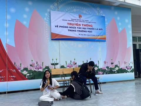 Học sinh làm kịch về tác hại của thuốc lá điện tử - Ảnh 1. Học sinh làm kịch về tác hại của thuốc lá điện tử - Ảnh 1.