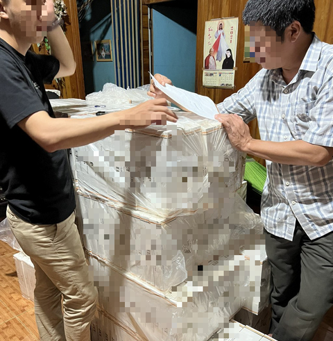 Khởi tố trùm buôn thuốc lá lậu sau nhiều ngày phục bắt - Ảnh 2. Khởi tố trùm buôn thuốc lá lậu sau nhiều ngày phục bắt - Ảnh 2.