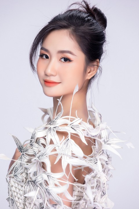 Tuổi 18, hoa hậu Thanh Hà biến hóa cùng thiết kế của Ivan Trần - Ảnh 3. Tuổi 18, hoa hậu Thanh Hà biến hóa cùng thiết kế của Ivan Trần - Ảnh 3.