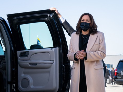Xe chở Phó tổng thống Mỹ Kamala Harris gặp tai nạn - Ảnh 1. Xe chở Phó tổng thống Mỹ Kamala Harris gặp tai nạn - Ảnh 1.