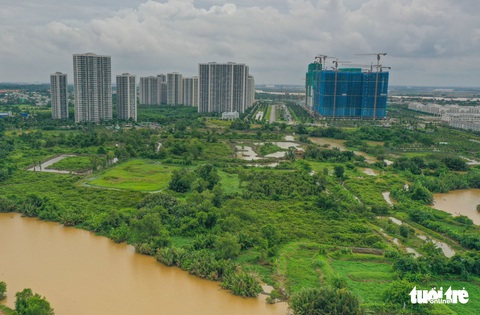 Lội bùn, băng rạch cắm cọc đường vành đai 3 TP.HCM - Ảnh 1. Lội bùn, băng rạch cắm cọc đường vành đai 3 TP.HCM - Ảnh 1.