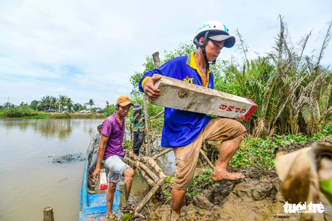 Lội bùn, băng rạch cắm cọc đường vành đai 3 TP.HCM - Ảnh 6. Lội bùn, băng rạch cắm cọc đường vành đai 3 TP.HCM - Ảnh 6.