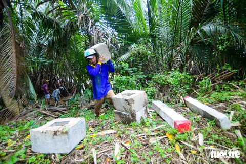 Lội bùn, băng rạch cắm cọc đường vành đai 3 TP.HCM - Ảnh 7. Lội bùn, băng rạch cắm cọc đường vành đai 3 TP.HCM - Ảnh 7.