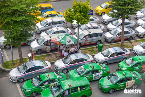Đau đầu với taxi trá hình chặt chém khách - Ảnh 1. Đau đầu với taxi trá hình chặt chém khách - Ảnh 1.