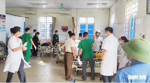 Xe chở công nhân va chạm xe tải, 24 người nhập viện - Ảnh 2. Xe chở công nhân va chạm xe tải, 24 người nhập viện - Ảnh 2.