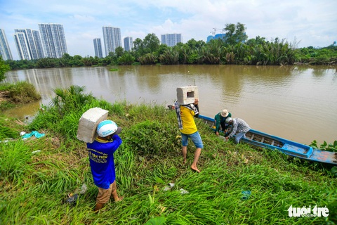 Lội bùn, băng rạch cắm cọc đường vành đai 3 TP.HCM - Ảnh 5. Lội bùn, băng rạch cắm cọc đường vành đai 3 TP.HCM - Ảnh 5.