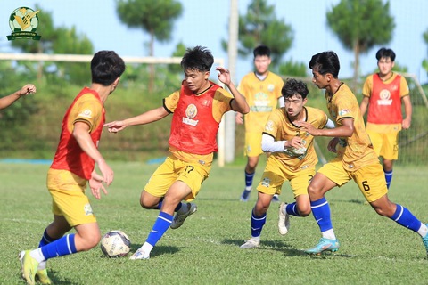 Tân binh Kon Tum học theo mô hình của bầu Đức - Ảnh 3. Tân binh Kon Tum học theo mô hình của bầu Đức - Ảnh 3.