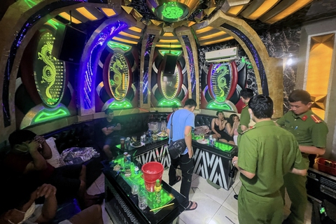 Công an Đồng Nai bắt thêm chủ quán karaoke tổ chức cho khách bay lắc - Ảnh 1. Công an Đồng Nai bắt thêm chủ quán karaoke tổ chức cho khách bay lắc - Ảnh 1.