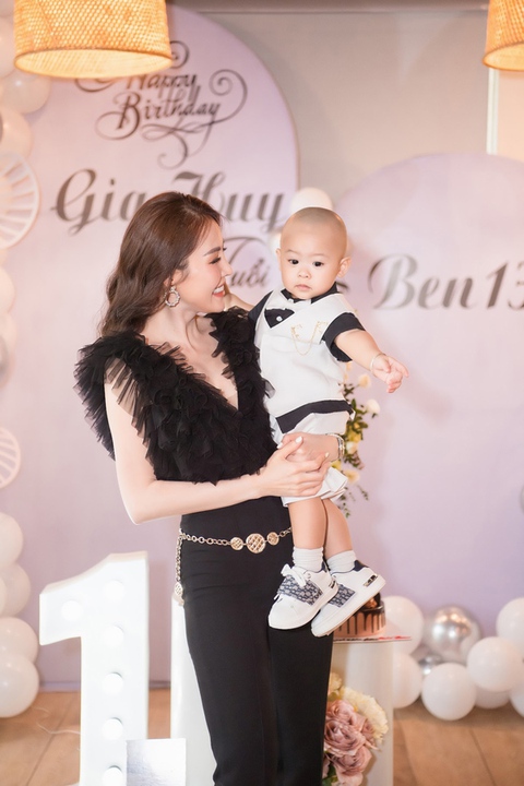 Con trai Quế Vân ăn diện sành điệu, ngầu như Fashionista nhí - Ảnh 1. Con trai Quế Vân ăn diện sành điệu, ngầu như Fashionista nhí - Ảnh 1.