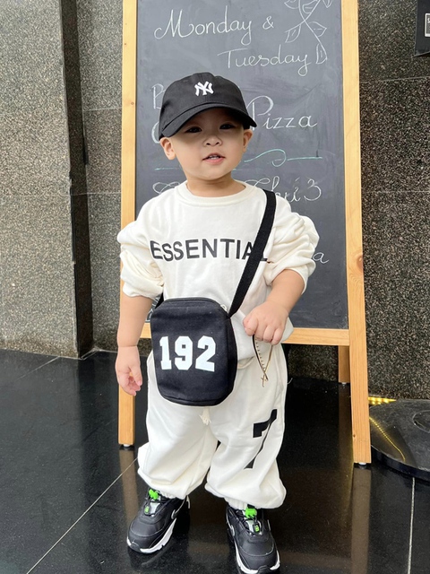 Con trai Quế Vân ăn diện sành điệu, ngầu như Fashionista nhí - Ảnh 2. Con trai Quế Vân ăn diện sành điệu, ngầu như Fashionista nhí - Ảnh 2.