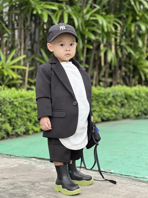 Con trai Quế Vân ăn diện sành điệu, ngầu như Fashionista nhí - Ảnh 6. Con trai Quế Vân ăn diện sành điệu, ngầu như Fashionista nhí - Ảnh 6.