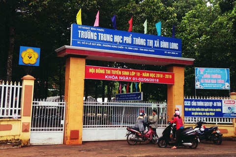 Nam sinh lớp 12 bị vây đánh trước cổng trường từ va quẹt xe với bạn học - Ảnh 1. Nam sinh lớp 12 bị vây đánh trước cổng trường từ va quẹt xe với bạn học - Ảnh 1.