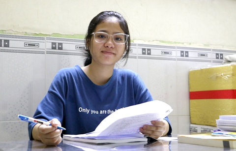 Nhọc nhằn mưu sinh nuôi khát khao đèn sách - Ảnh 1. Nhọc nhằn mưu sinh nuôi khát khao đèn sách - Ảnh 1.