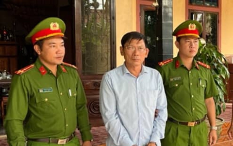 Cựu chủ tịch xã bị bắt vì địa chính tố liên quan đến việc chiếm đoạt tiền làm sổ đỏ - Ảnh 1. Cựu chủ tịch xã bị bắt vì địa chính tố liên quan đến việc chiếm đoạt tiền làm sổ đỏ - Ảnh 1.