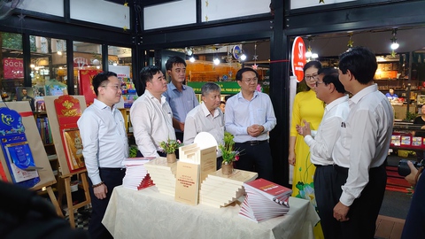 Mang sách lý luận, chính trị đến gần với người đọc - Ảnh 2. Mang sách lý luận, chính trị đến gần với người đọc - Ảnh 2.