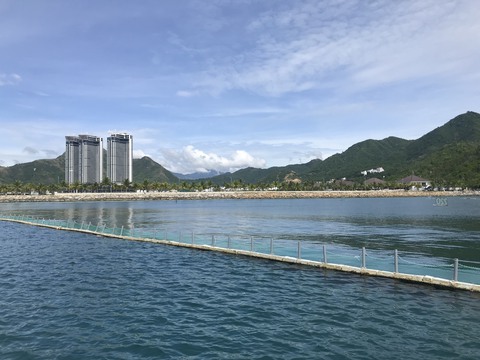 Yêu cầu doanh nghiệp tháo dỡ khoảng 2ha phao nổi chiếm dụng mặt biển Nha Trang - Ảnh 1. Yêu cầu doanh nghiệp tháo dỡ khoảng 2ha phao nổi chiếm dụng mặt biển Nha Trang - Ảnh 1.
