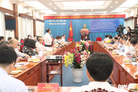 Giám đốc Sở Y tế TP.HCM: Để người nghèo ngồi máy bay cũ, người giàu ngồi máy bay mới là không ổn - Ảnh 1. Giám đốc Sở Y tế TP.HCM: Để người nghèo ngồi máy bay cũ, người giàu ngồi máy bay mới là không ổn - Ảnh 1.