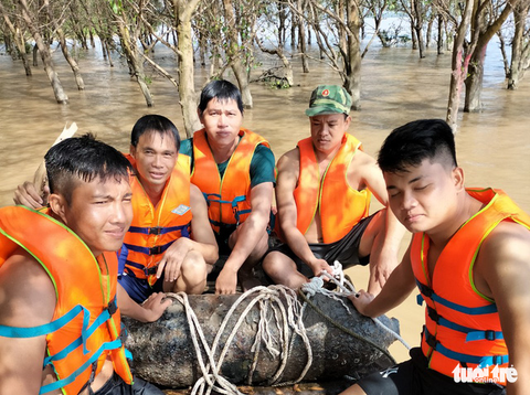 Phát hiện quả bom nặng 350kg còn nguyên ngòi nổ trên bãi biển Trà Vinh - Ảnh 1. Phát hiện quả bom nặng 350kg còn nguyên ngòi nổ trên bãi biển Trà Vinh - Ảnh 1.