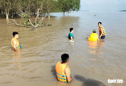 Phát hiện quả bom nặng 350kg còn nguyên ngòi nổ trên bãi biển Trà Vinh - Ảnh 2. Phát hiện quả bom nặng 350kg còn nguyên ngòi nổ trên bãi biển Trà Vinh - Ảnh 2.