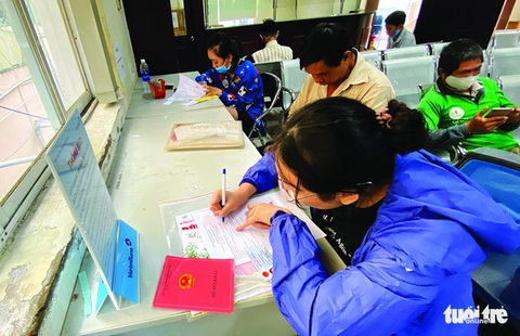 Bộ Công an nói gì về việc người dân than khó xin xác nhận khi sổ hộ khẩu bị thu hồi? - Ảnh 1. Bộ Công an nói gì về việc người dân than khó xin xác nhận khi sổ hộ khẩu bị thu hồi? - Ảnh 1.