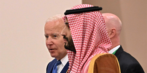 Saudi Arabia giảm giá dầu cho châu Âu, nhưng tăng giá với Mỹ - Ảnh 1. Saudi Arabia giảm giá dầu cho châu Âu, nhưng tăng giá với Mỹ - Ảnh 1.