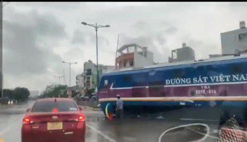 Đầu máy tàu hỏa đang lao về ga Sài Gòn thì phát hiện gác chắn chưa hạ - Ảnh 1. Đầu máy tàu hỏa đang lao về ga Sài Gòn thì phát hiện gác chắn chưa hạ - Ảnh 1.