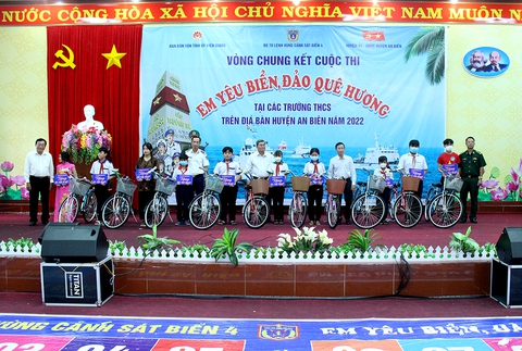 Trao 300 suất học bổng cho học sinh nghèo vùng miệt thứ - Ảnh 1. Trao 300 suất học bổng cho học sinh nghèo vùng miệt thứ - Ảnh 1.