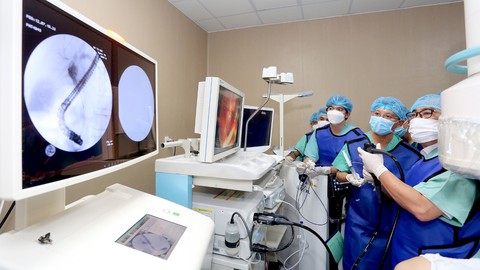 Lần đầu tiên tán sỏi mật trong gan bằng laser qua đường miệng ở miền Trung - Tây Nguyên - Ảnh 1. Lần đầu tiên tán sỏi mật trong gan bằng laser qua đường miệng ở miền Trung - Tây Nguyên - Ảnh 1.