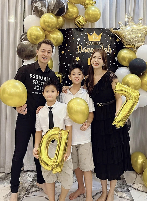 Ảnh vui sao Việt 9-10: Đàm Vĩnh Hưng - Dương Triệu Vũ quấn quýt bên con trai - Ảnh 2. Ảnh vui sao Việt 9-10: Đàm Vĩnh Hưng - Dương Triệu Vũ quấn quýt bên con trai - Ảnh 2.