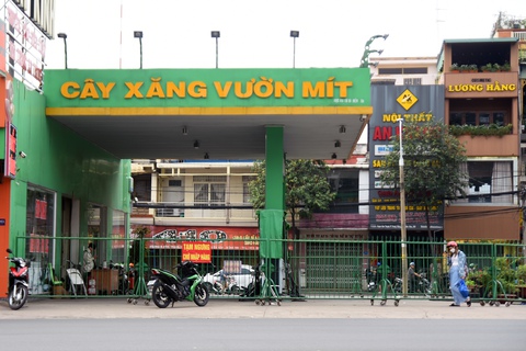 Quản lý thị trường Đồng Nai đi đo bồn từng cây xăng nghi găm hàng - Ảnh 3. Quản lý thị trường Đồng Nai đi đo bồn từng cây xăng nghi găm hàng - Ảnh 3.