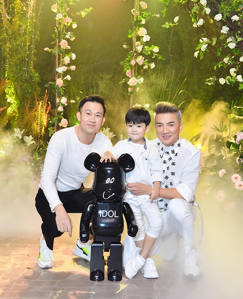 Ảnh vui sao Việt 9-10: Đàm Vĩnh Hưng - Dương Triệu Vũ quấn quýt bên con trai - Ảnh 1. Ảnh vui sao Việt 9-10: Đàm Vĩnh Hưng - Dương Triệu Vũ quấn quýt bên con trai - Ảnh 1.