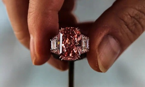 Viên kim cương hồng có giá trị cao kỷ lục thế giới - Ảnh 1. Viên kim cương hồng có giá trị cao kỷ lục thế giới - Ảnh 1.