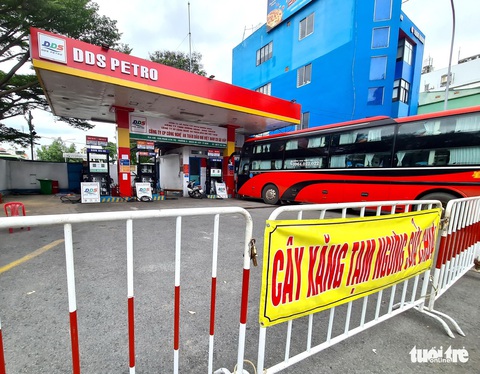 Vất vả chạy khắp nơi tìm mua xăng - Ảnh 1. Vất vả chạy khắp nơi tìm mua xăng - Ảnh 1.