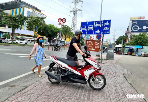 Vẫn khó mua xăng ở một số tuyến đường tại TP.HCM - Ảnh 1. Vẫn khó mua xăng ở một số tuyến đường tại TP.HCM - Ảnh 1.