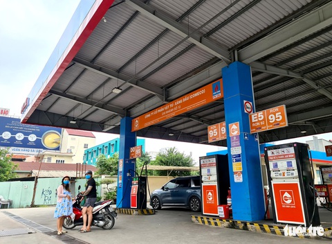 Vẫn khó mua xăng ở một số tuyến đường tại TP.HCM - Ảnh 2. Vẫn khó mua xăng ở một số tuyến đường tại TP.HCM - Ảnh 2.