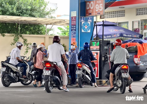 Vẫn khó mua xăng ở một số tuyến đường tại TP.HCM - Ảnh 6. Vẫn khó mua xăng ở một số tuyến đường tại TP.HCM - Ảnh 6.