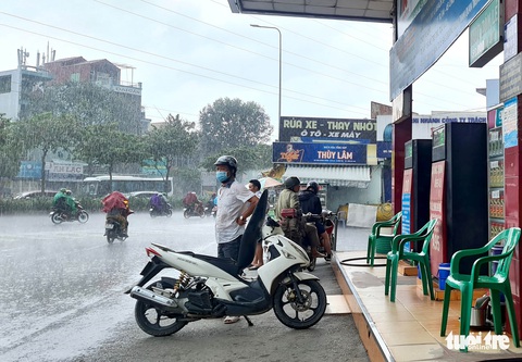 Vẫn khó mua xăng ở một số tuyến đường tại TP.HCM - Ảnh 5. Vẫn khó mua xăng ở một số tuyến đường tại TP.HCM - Ảnh 5.