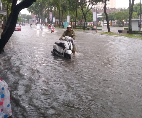 Mưa kéo dài đúng kỳ triều cường, nội ô TP Cần Thơ ngập nặng - Ảnh 2. Mưa kéo dài đúng kỳ triều cường, nội ô TP Cần Thơ ngập nặng - Ảnh 2.
