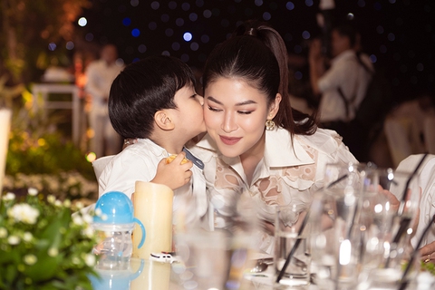 Ảnh vui sao Việt 8-10: Thu Trang thách Tiến Luật vác vợ tập squat - Ảnh 7. Ảnh vui sao Việt 8-10: Thu Trang thách Tiến Luật vác vợ tập squat - Ảnh 7.