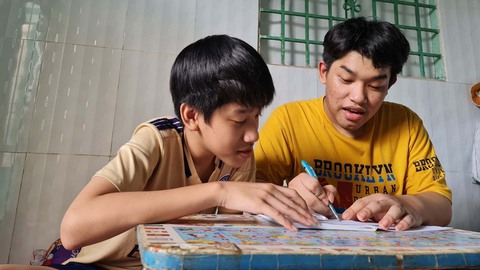 Con vào đại học, gom góp vay cả hội ve chai quanh nhà mới đủ tiền nhập học - Ảnh 2. Con vào đại học, gom góp vay cả hội ve chai quanh nhà mới đủ tiền nhập học - Ảnh 2.