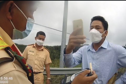 Chạy quá tốc độ, không chịu đo độ cồn, tài xế bị niêm phong xe đưa về đồn - Ảnh 1. Chạy quá tốc độ, không chịu đo độ cồn, tài xế bị niêm phong xe đưa về đồn - Ảnh 1.