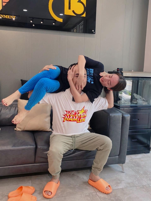 Ảnh vui sao Việt 8-10: Thu Trang thách Tiến Luật vác vợ tập squat - Ảnh 1. Ảnh vui sao Việt 8-10: Thu Trang thách Tiến Luật vác vợ tập squat - Ảnh 1.