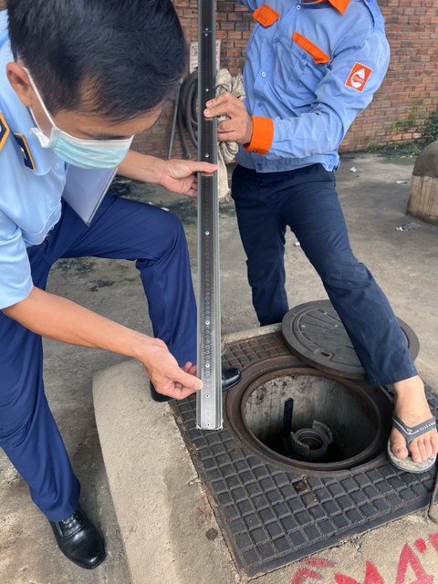 Quản lý thị trường Đồng Nai đi đo bồn từng cây xăng nghi găm hàng - Ảnh 4. Quản lý thị trường Đồng Nai đi đo bồn từng cây xăng nghi găm hàng - Ảnh 4.